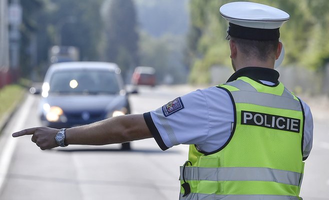 Четыре погибших в ДТП и 130 нетрезвых водителей, сообщила полиция в выходные дни