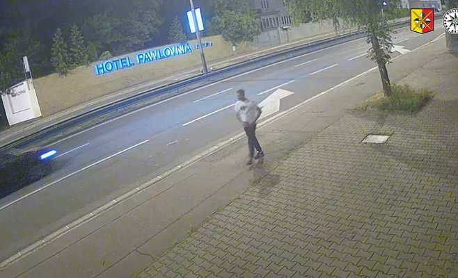 В Праге мужчина следовал за женщиной от автобусной остановки. Затем он затащил ее в кусты.