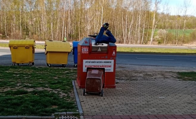 Мужчина сгорел заживо в контейнере для электроотходов в Плзни