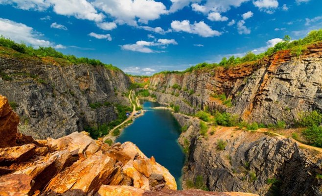 Два человека погибли в карьере Velká Amerika. Один утонул, другой упал со скалы