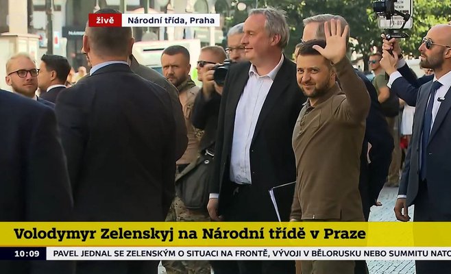 Зеленский отдал честь у мемориальной доски на Národní třída. Прохожие аплодировали