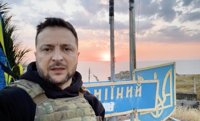 Мы обязательно победим, заявил Зеленский с острова Змеиный на 500-й день войны