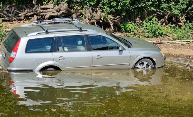 Мужчина переправился на пароме на Далешицкую дамбу, в то время как его автомобиль тонул на берегу