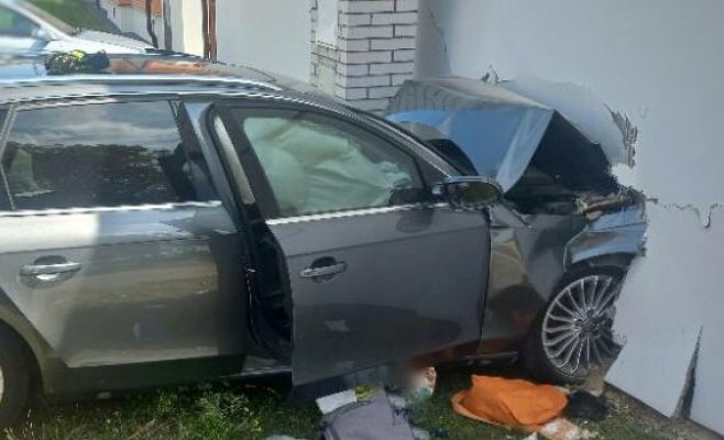 Бессмысленный риск. Водитель с не пристегнутым малышом врезался в дом в Колинском районе, ребенок серьезно пострадал