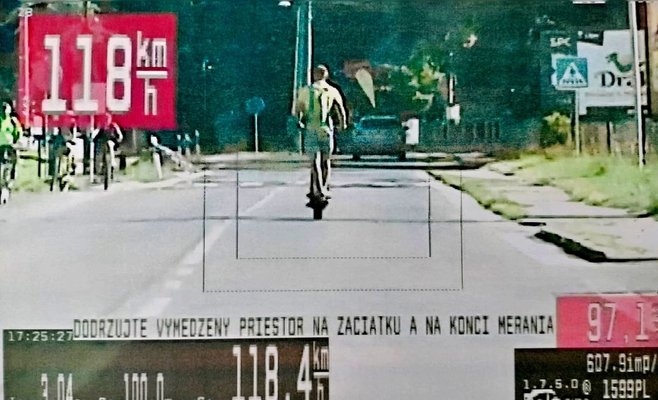 Словацкий мужчина ехал на электросамокате со скоростью 118 км/ч