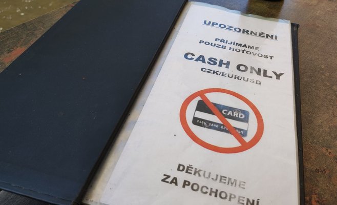 Карты против наличных. Люди все чаще переходят на безналичный расчет