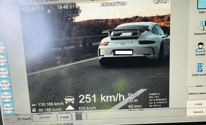 Водитель Porsche перепутал автостраду с гоночной трассой. Он ехал со скоростью 250 км/ч.