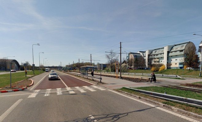 Водитель трамвая проехала на красный свет и сбила мотоциклиста