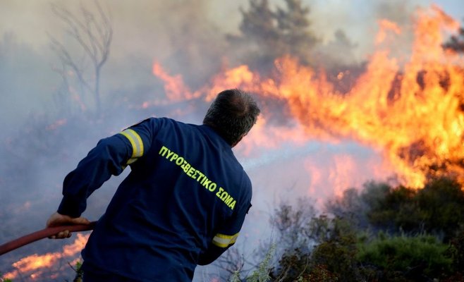 Корфу, где проводят отпуск около тысячи чешских туристов, уже охвачен пожарами