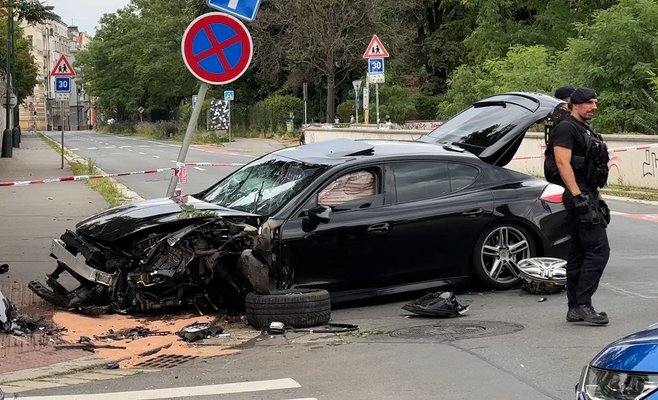 Porsche разбился после погони с полицией в Праге