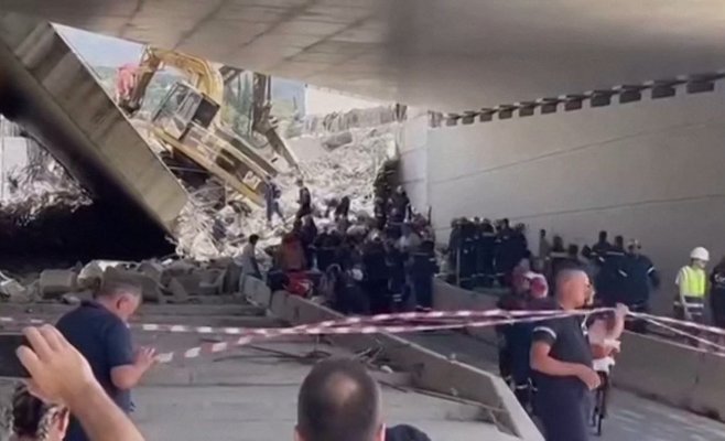 В Греции обрушился мост. Он завалил воров, которые крали под ним металл: ВИДЕО