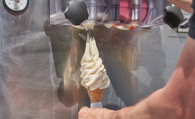 Пражские санитарные инспекторы проверили более 20 образцов мороженого, половина не прошла проверку 