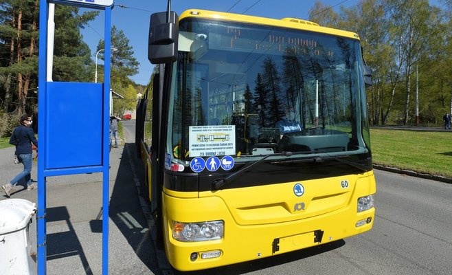 На водителя троллейбуса напал нетрезвый мужчина в Плзни