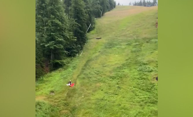 В Бескидах на горнолыжном склоне упал мужчина и не мог двигаться. К нему прилетел вертолет