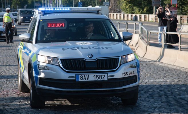 Группа из пяти грабителей ворвалась в полночь в квартиру в Плзни