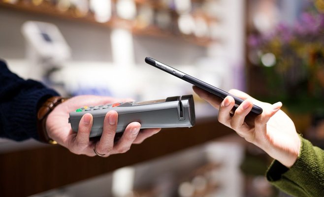 Число людей, отказывающихся платить наличными, растет, они предпочитают ходить в другие места