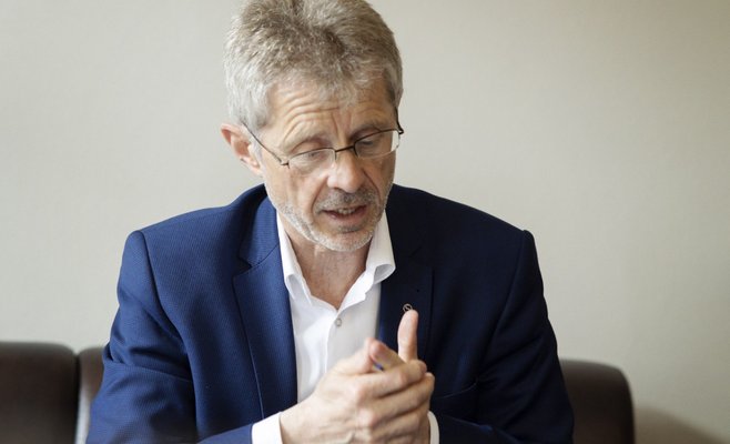 Тысячи людей написали Выстрчилу о конфликте интересов. Прекратите, я не могу работать, умоляет глава Сената