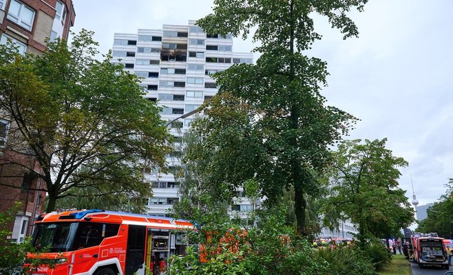 Два человека упали с 11-го этажа в Берлине, пытаясь спастись от пламени