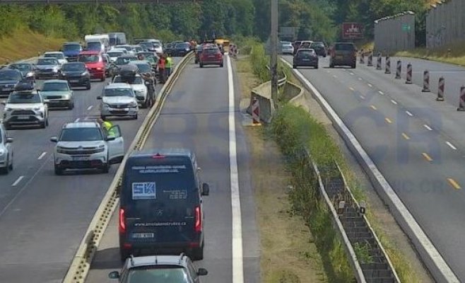 Шесть автомобилей столкнулись на трассе D1 под Прагой