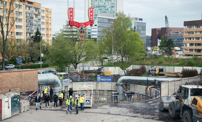На стройплощадке метро D рабочий упал в шахту. Он погиб на месте.