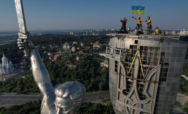 Украинский трезубец уже висит на монументе Мать Украина