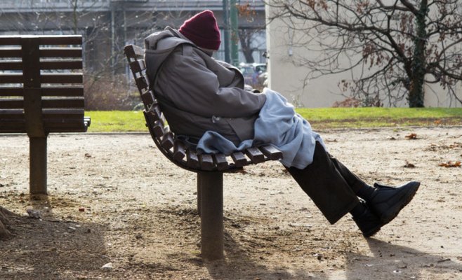 Жесткая борьба с бездомными. Плзень хочет разрешить выселять проблемных людей, которые там не живут