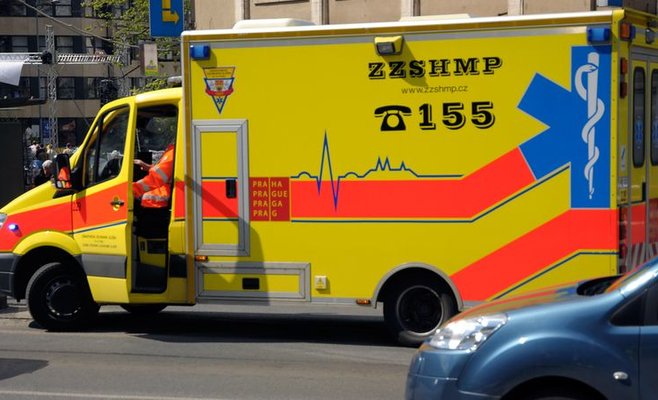 В Праге в течение нескольких минут были сбиты два пешехода. Спасатели доставили их в больницы