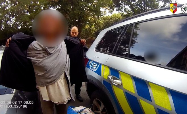 Женщина в Праге наплевала на полицейского. Затем она сказала ему, что у нее гепатит С