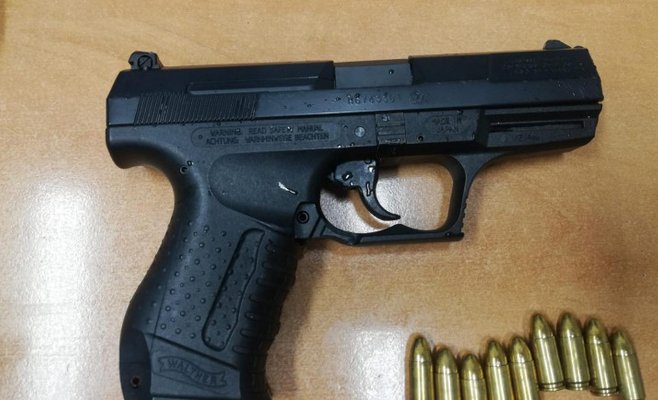 Из куртки пьяного иностранца в автобусе выпал пистолет. С ним разбирается полиция 