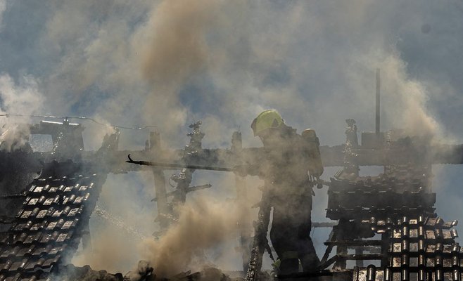 Пожар уничтожил двухэтажный дом в регионе Градецко с фотоэлектрическими установками на крыше. Ущерб 10 млн.