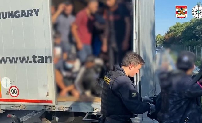 Водитель с полицейским на хвосте бросил грузовик с 62 мигрантами на трассе D1 под Брно и скрылся