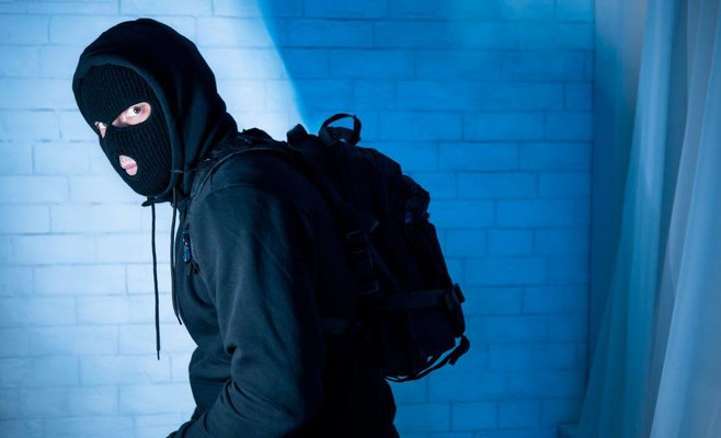 Школьники надели черные маски и устроили ограбление магазина в Брно. Их остановил покупатель.