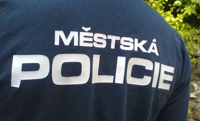 В одном из магазинов города Брно мужчина откусил кусочек пирожного, а затем вернул его на полку