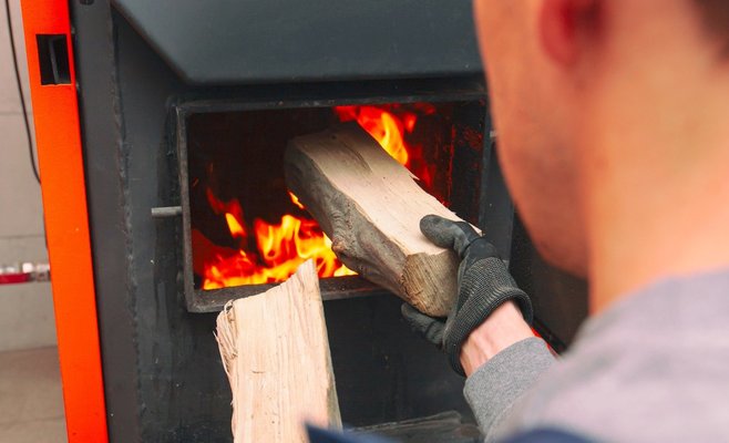 Правительство хочет сделать отопление дровами более дорогим, люди будут платить на тысячи больше из-за повышения налога