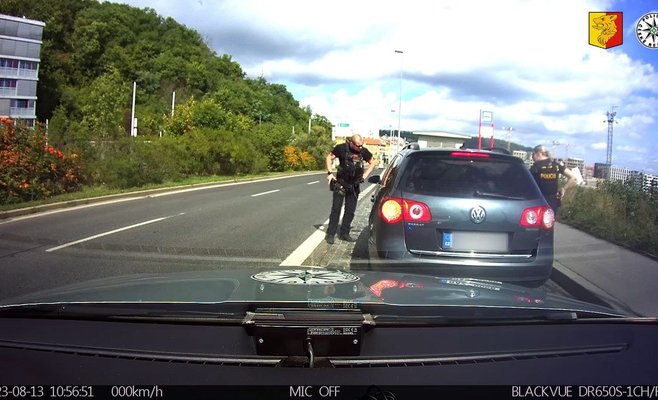В Праге молодой человек уехал с автозаправочной станции, не заплатив. Затем он предложил полиции 10 тыс.
