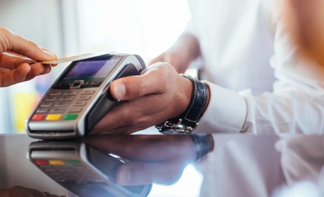 Air Bank отвечает Mastercard: на новый способ оплаты будут поступать жалобы. Он поможет там, где не принимают карты