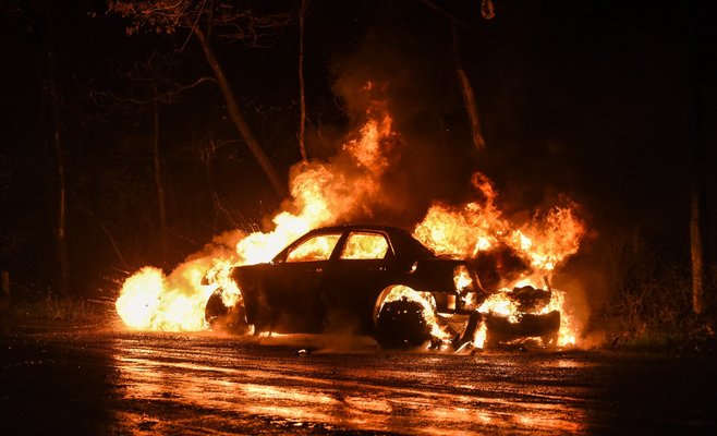 Водитель сгорел заживо в Dodge, врезавшись на скорости в стену тоннеля на трассе D35