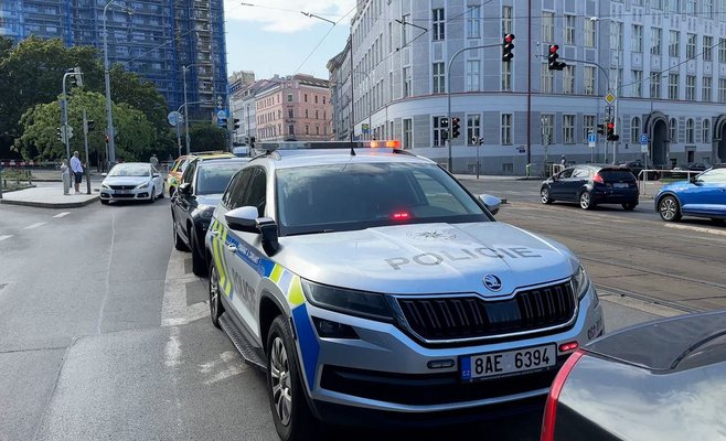 В результате бытового конфликта в Праге погибла женщина и еще один человек получил ранения. Полиция расследует убийство