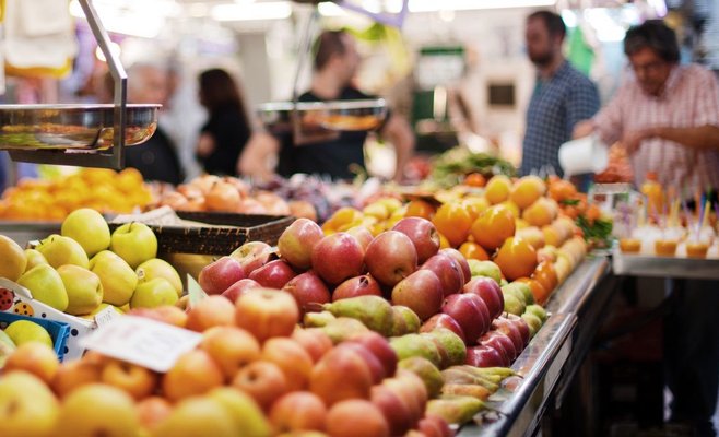 Сети покупают килограмм яблок за 13 чешских крон, а продают за 60 крон, говорят садоводы