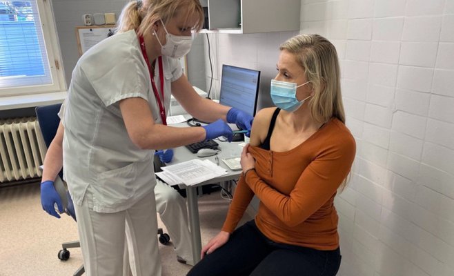 Производители готовят к осени вакцины, адаптированные к новым вариантам коронавируса 