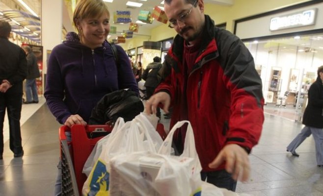 Чешские домохозяйства экономят. Экономика сократилась в годовом исчислении второй квартал подряд