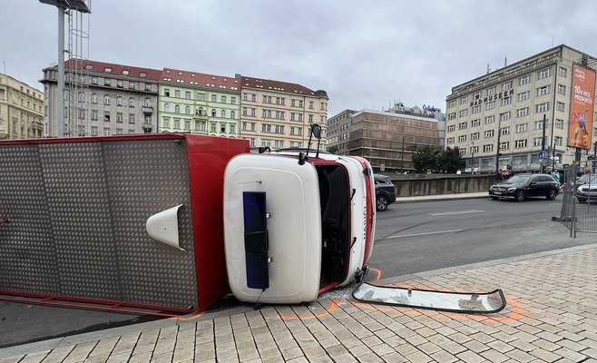 Пожарная машина перевернулась возле Национального музея в Праге