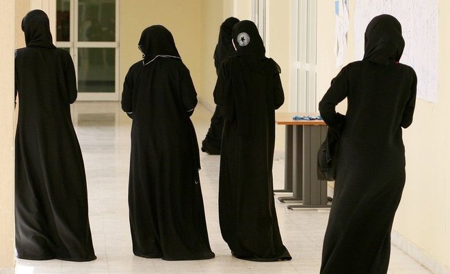 Во Франции введен запрет на ношение абайи в государственных школах