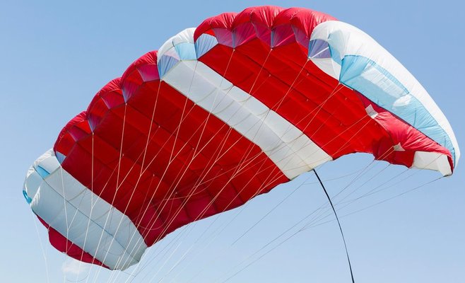 За один день 86 раз выпрыгнул с парашютом из самолета. Установлен новый словацкий рекорд