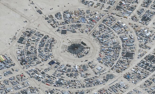 Знаменитый фестиваль Burning Man превратился в грязевую битву для 70 000 человек