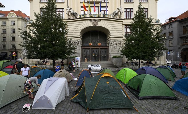 Перед зданием мэрии Праги появились палатки. Они предназначены для привлечения внимания к людям, нуждающимся в жилье