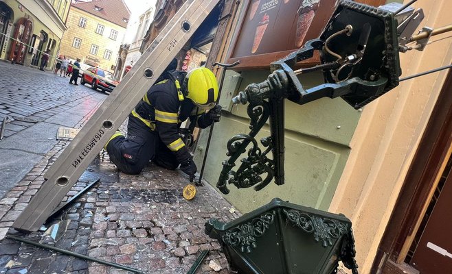 Грузовик врезался в газовый светильник в историческом центре Праги