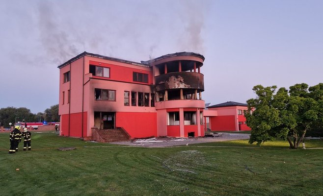 Пожар в регионе Шумперк уничтожил виллу в стиле функционализма, ущерб составил 20 млн. крон