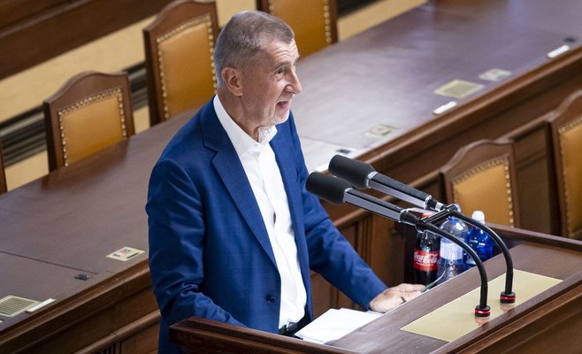 Бабиш оскорбил политиков в Палате депутатов. Он назвал министра неудачником и тунеядцем