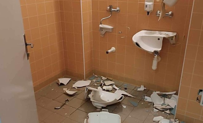 Буйный вандал разгромил туалеты в приемном отделении больницы в Пельгржимове